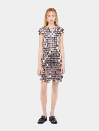 De iconische zilveren Sparkle-jurk met schijfjes