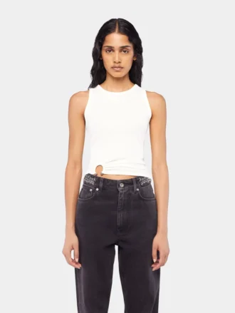 Witte tanktop met kenmerkende piercing